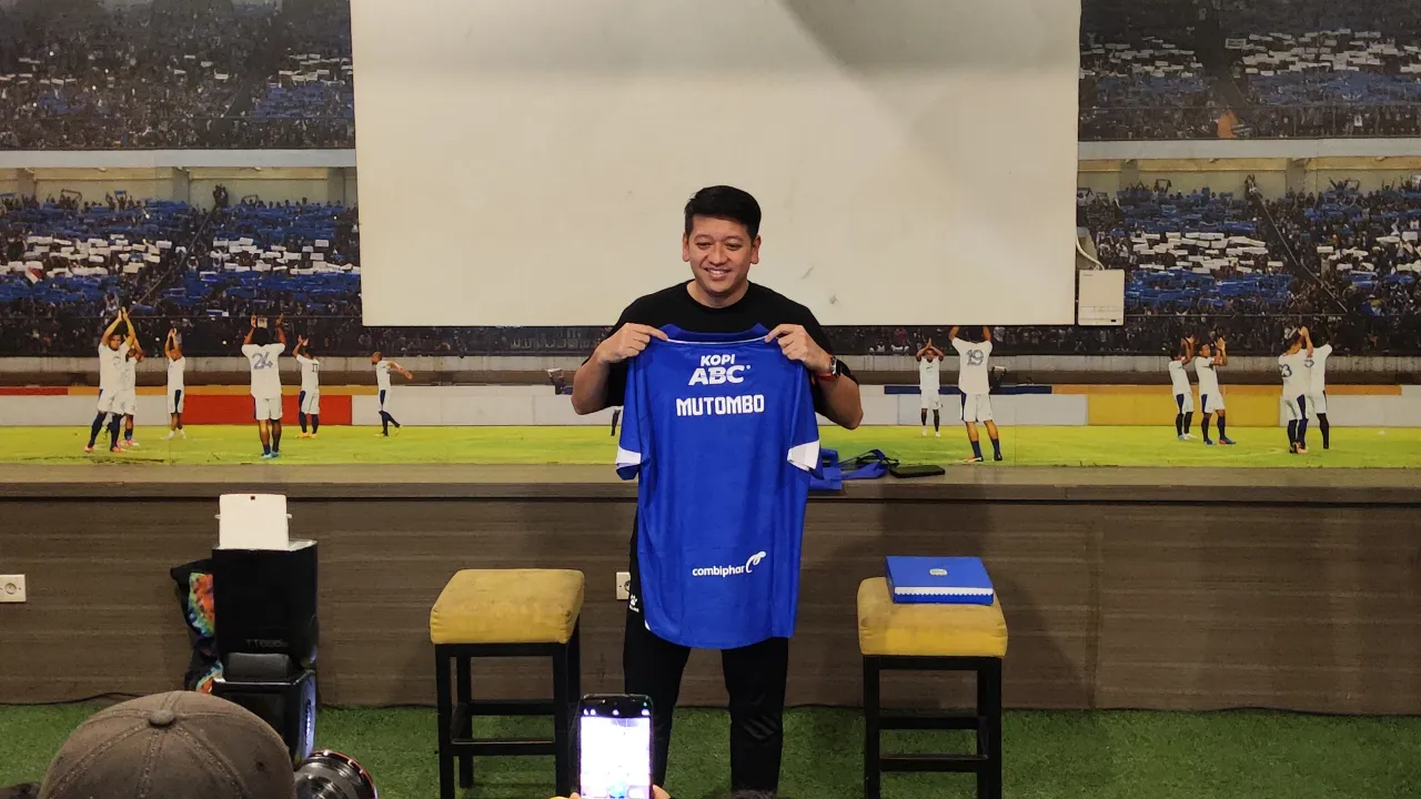 Adhitia Putra Herawan ketika meresmikan perekrutan Gabriel Mutombo