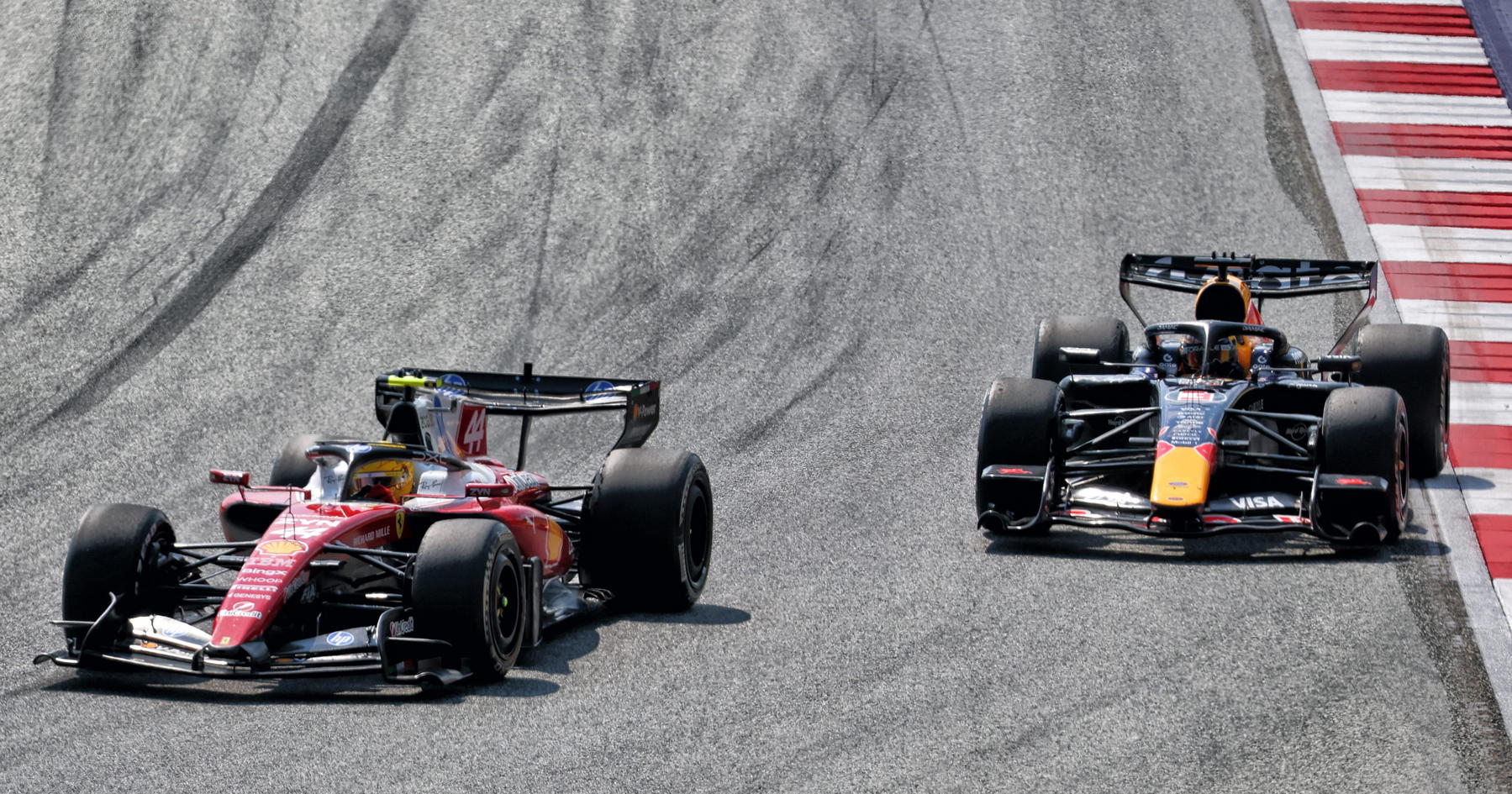 Pertarungan Sengit Lewis Hamilton dan Max Verstappen
