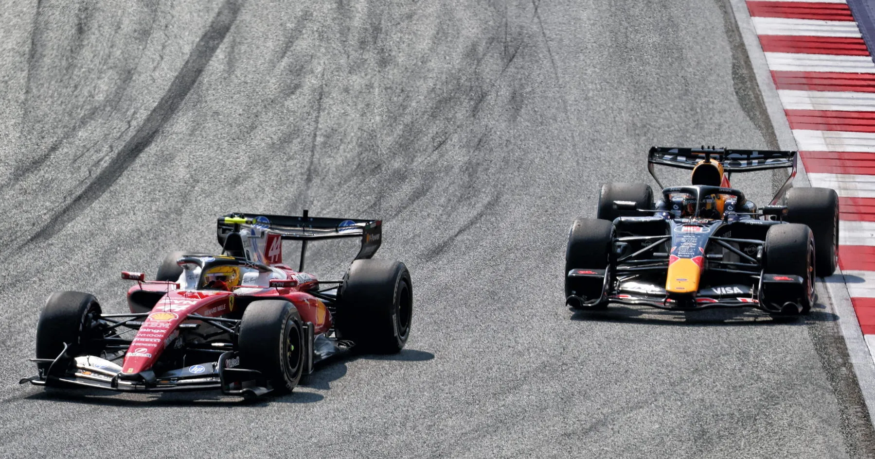 Pertarungan Sengit Lewis Hamilton dan Max Verstappen - sumber: (racingnews365)