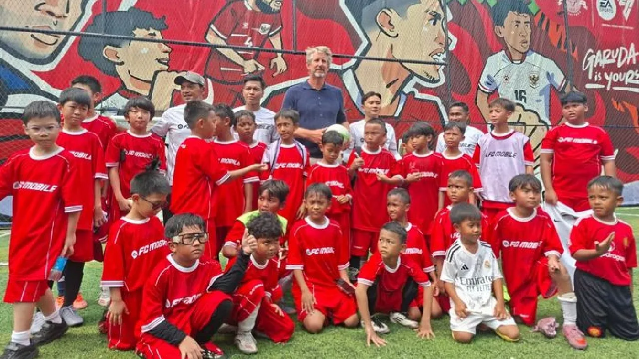 Edwin Van Der Sar bersama legenda Persija dan para pemain muda Timnas Indonesia