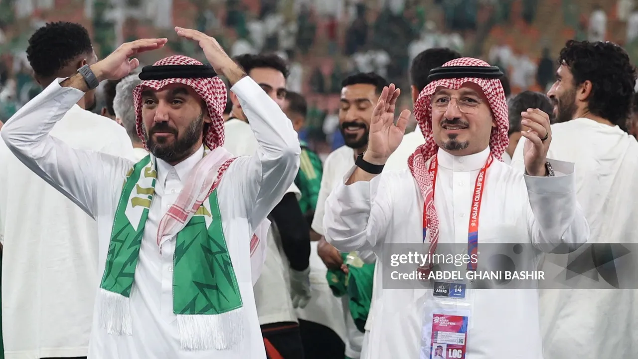 Yasser Al-Misehal (kanan) tinggalkan jabatannya setelah Arab Saudi tersingkir