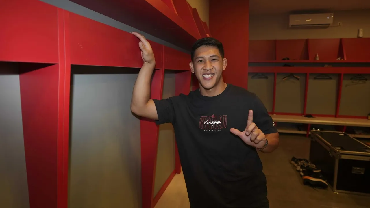Penyerang Persija Jakarta, Eksel Runtukahu
