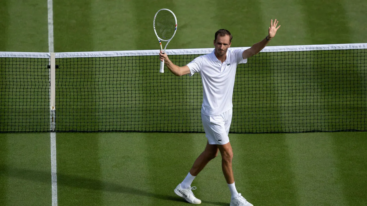 Hasil Wimbledon: Tampil Hampir Tanpa Cela, Daniil Medvedev Bungkam Marin Cilic