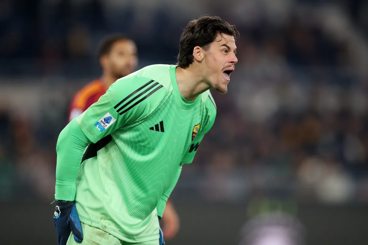 Juventus Bidik Svilar di Tengah Kebuntuan Negosiasi Martinez dan Vicario - sumber: (footballitalia)