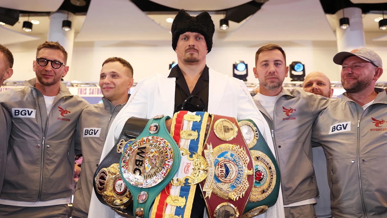 Oleksandr Usyk Lepas Tiga Gelar Dunia, Siapkan Laga Penutup Karier
