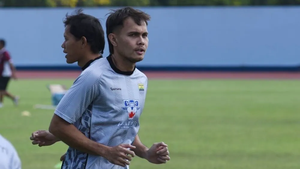 Rezaldi Hehanussa Resmi Bergabung dengan Semen Padang sebagai Bek Sayap Baru - sumber: (ileagueid)