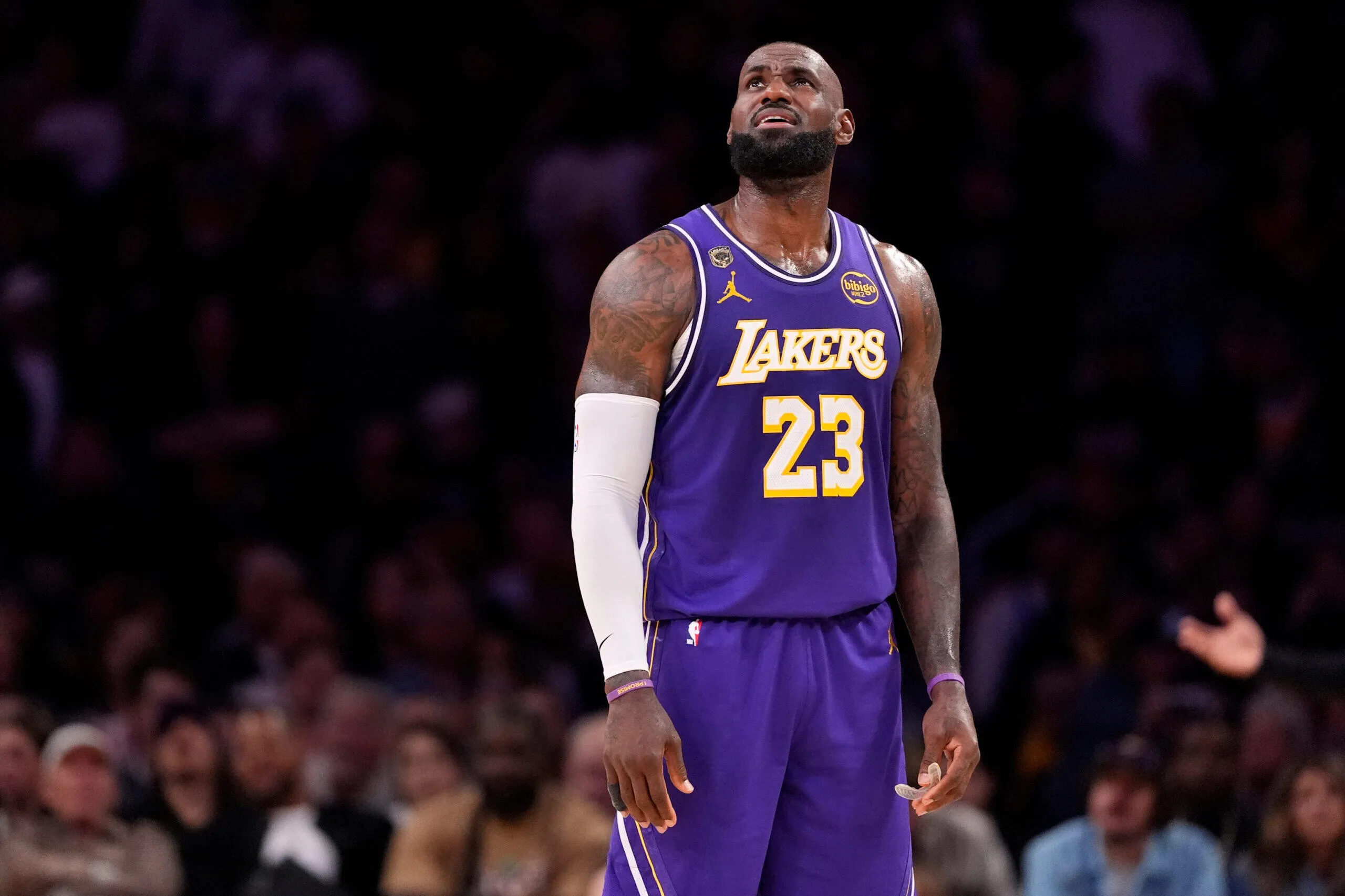 LeBron James Tinggalkan Lakers Musim Panas Ini - sumber: (mainbasket)