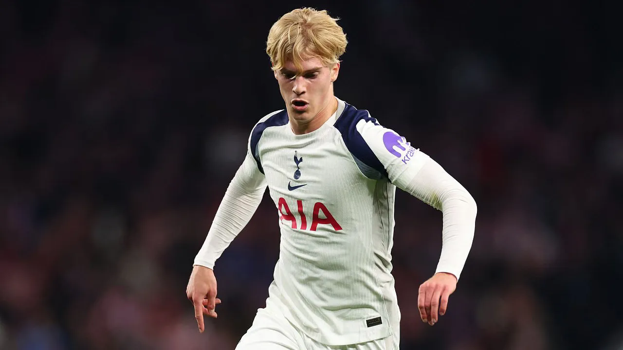 Roberto De Zerbi Bujuk Lucas Bergvall Agar Bertahan di Spurs