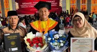 Fajar Fathurrahman Sandang Gelar Sarjana, Jadi Wisudawan Berprestasi