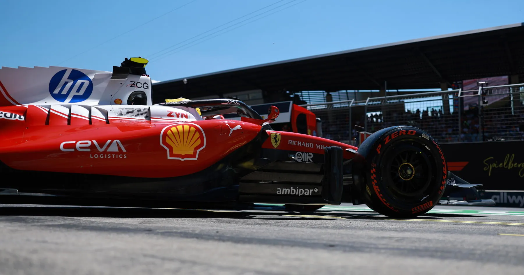 Lewis Hamilton Bahas Perjalanan Bersama Ferrari - sumber: (racingnews365)