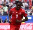 Newcastle Optimis Amankan Transfer Johan Manzambi dari Freiburg