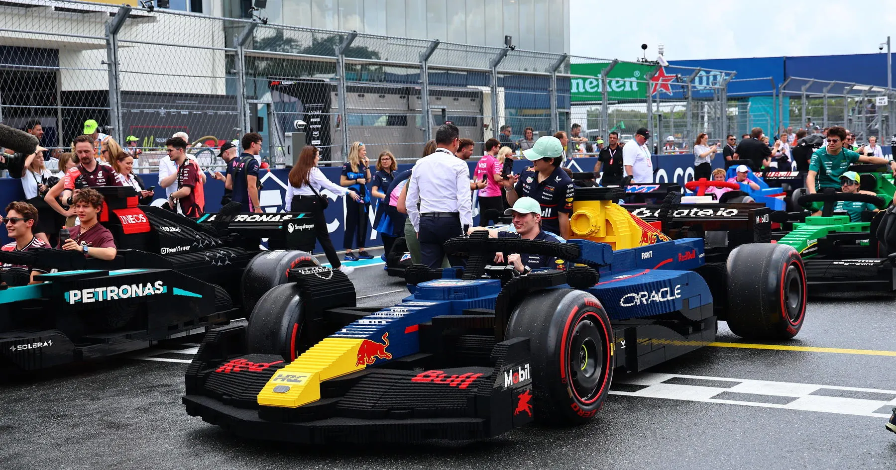 Parade Pembalap F1 Lego Kembali dengan Kejutan Baru di Silverstone - sumber: (racingnews365)
