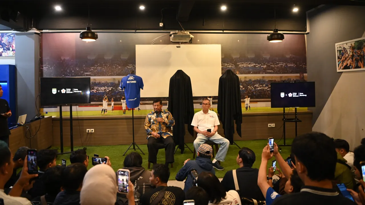 Komisaris Persib, Kuswara S Taryono dan Ketua PMI Kota Bandung, Ade Koesdjanto menghadiri sesi jumpa pers agenda donor darah Persib