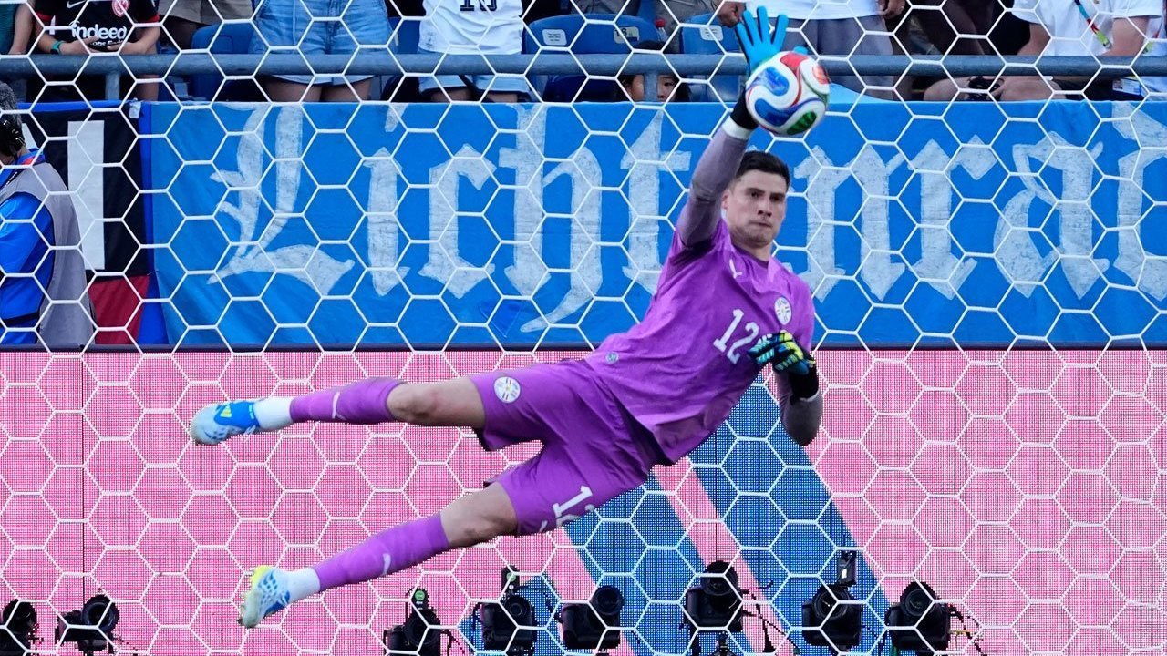 Torino Incar Kiper Paraguay Orlando Gill Usai Aksi Heroik di Piala Dunia