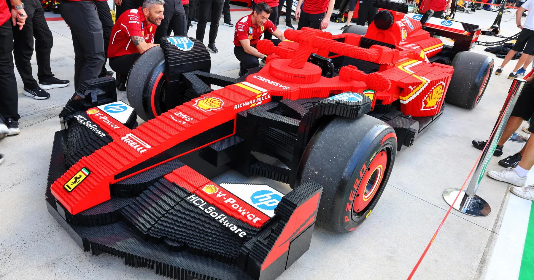 Lewis Hamilton Pertimbangkan Absen dari Acara F1 Favorit - sumber: (racingnews365)