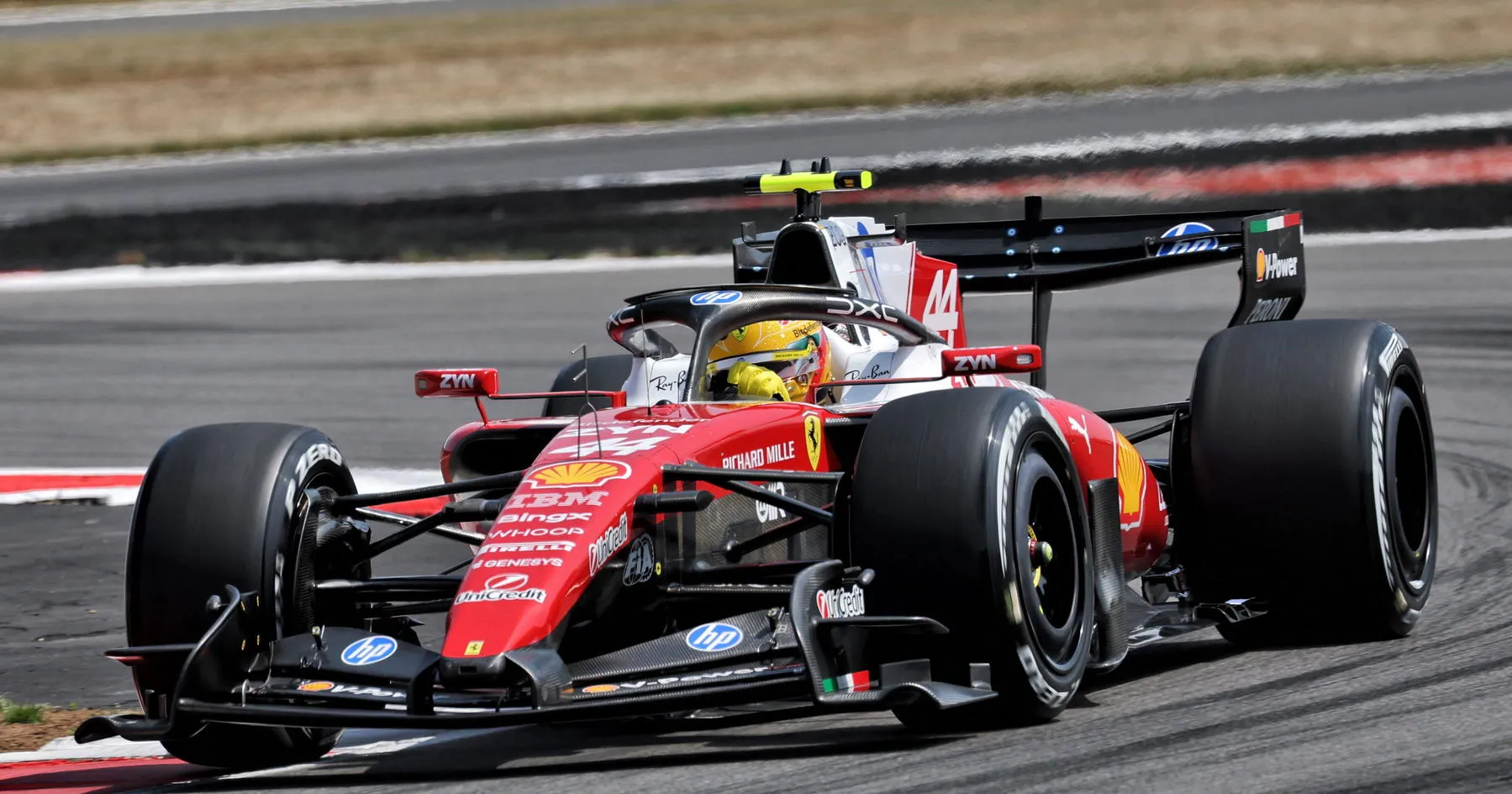 Lewis Hamilton Tantang Mercedes di Latihan GP Inggris - sumber: (racingnews365)