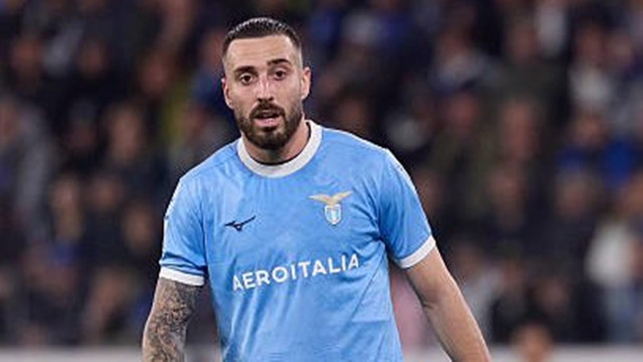 Milan Berusaha Salip Napoli Dalam Perburuan Bek Andalan Lazio