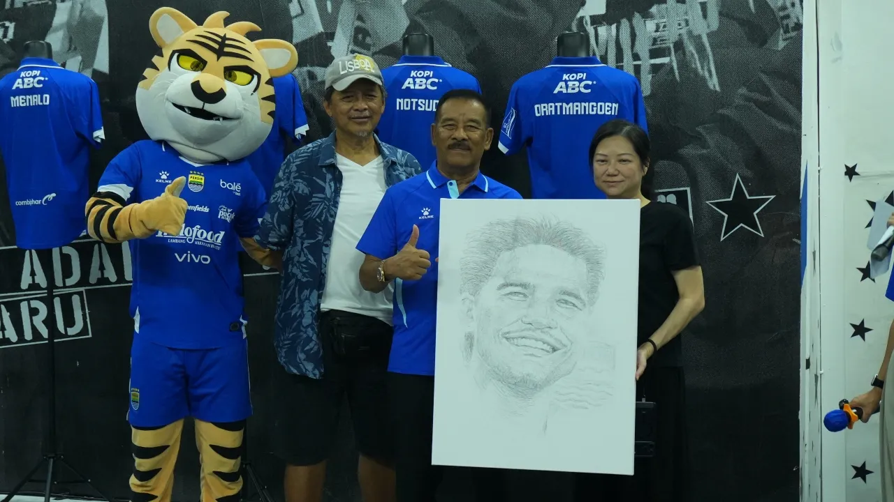 Ragnar Oratmangoen dikontrak Persib tiga tahun