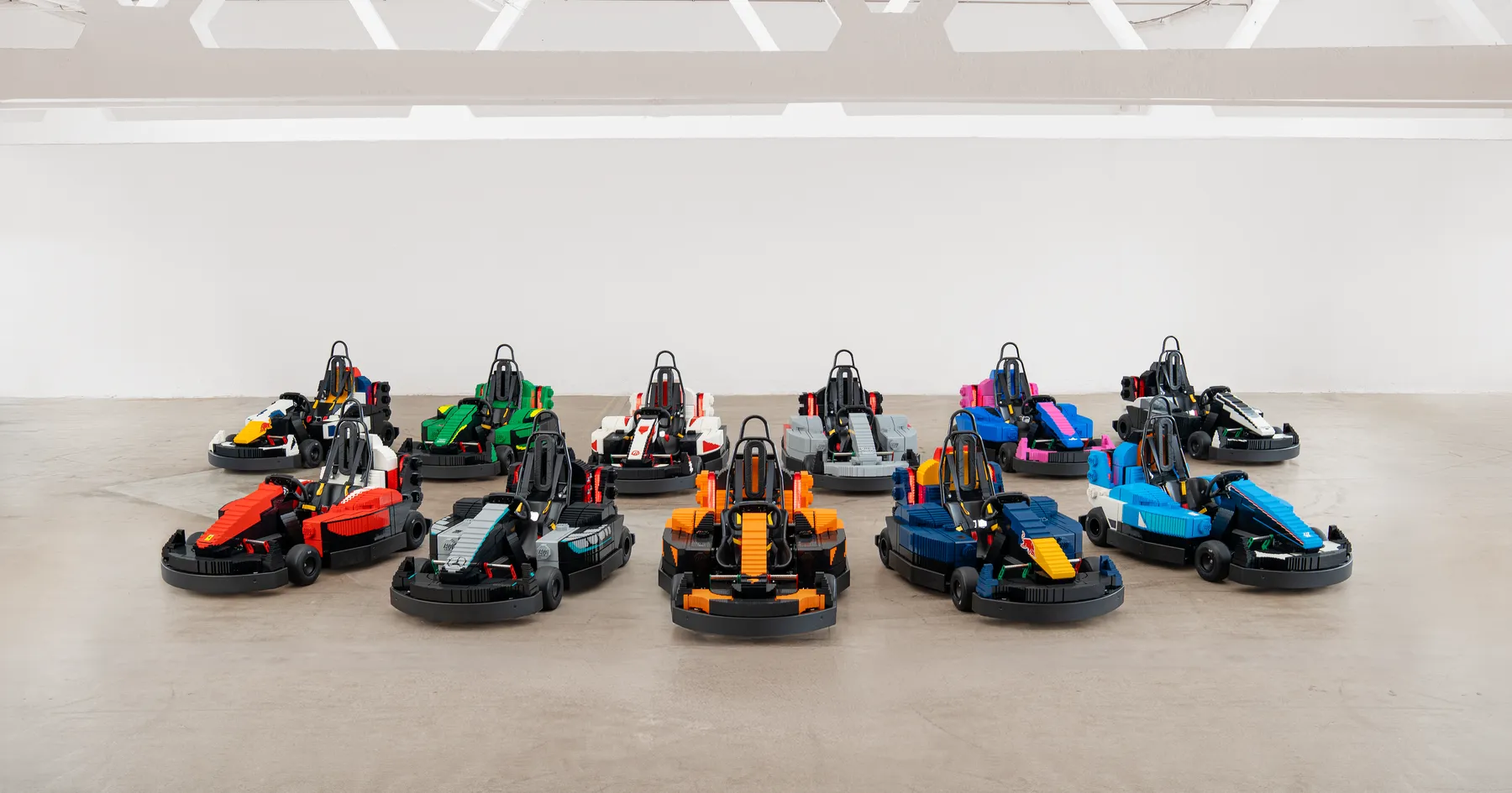 CEO F1 dan Presiden FIA Ikut Parade Mobil Lego di Silverstone - sumber: (racingnews365)