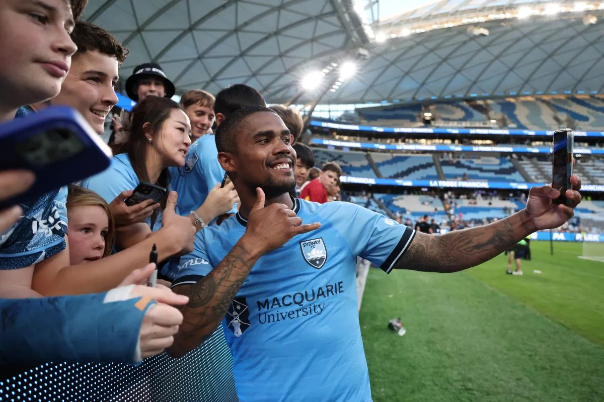 Douglas Costa Gabung Al Ittifaq, Tinggalkan Chievo - sumber: (footballitalia)