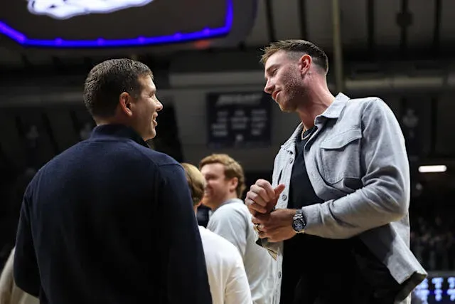 Gordon Hayward Dukung Brad Stevens di Tengah Kritik Fans - sumber: (mainbasket)