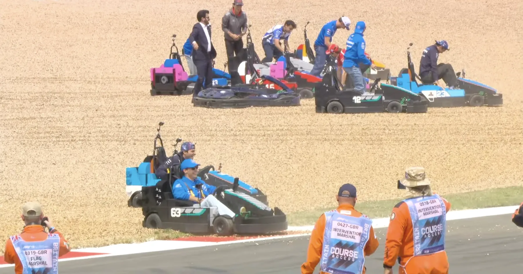 Insiden Lucu: Pembalap F1 Terjebak di Balapan Lego - sumber: (racingnews365)