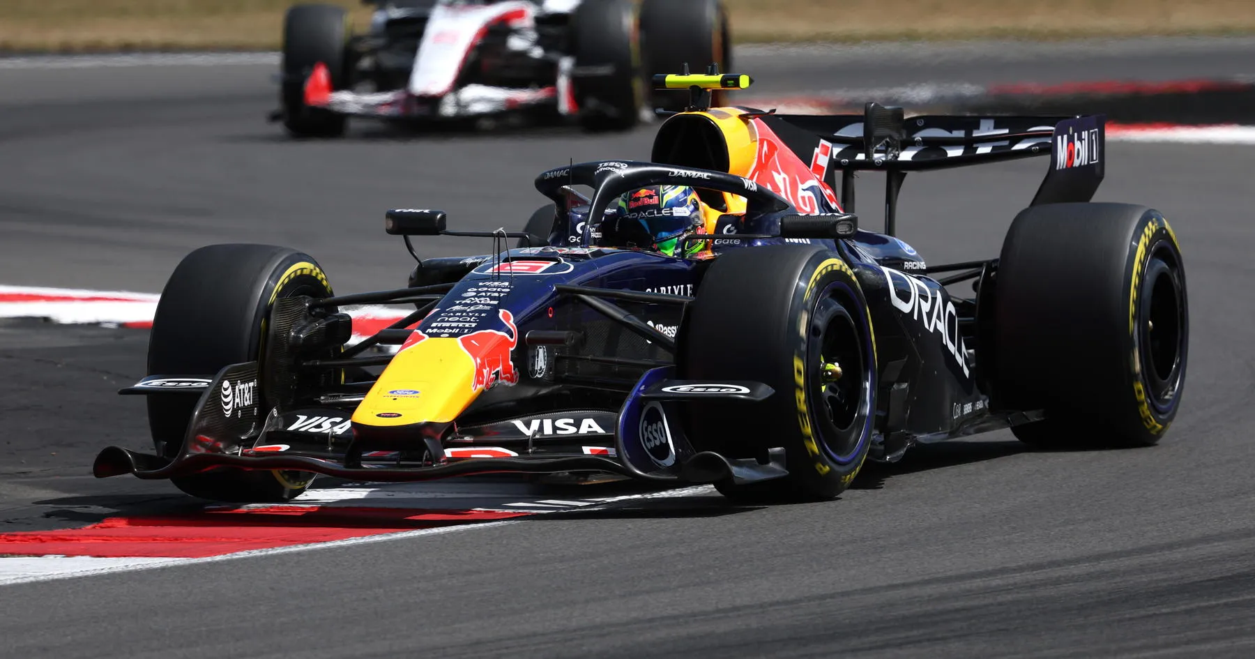 Isack Hadjar Keluhkan Masalah Start Red Bull yang Mengejutkan - sumber: (racingnews365)
