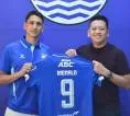 Luka Menalo: Pilihan Nomor 9 dan Dampaknya di Lapangan