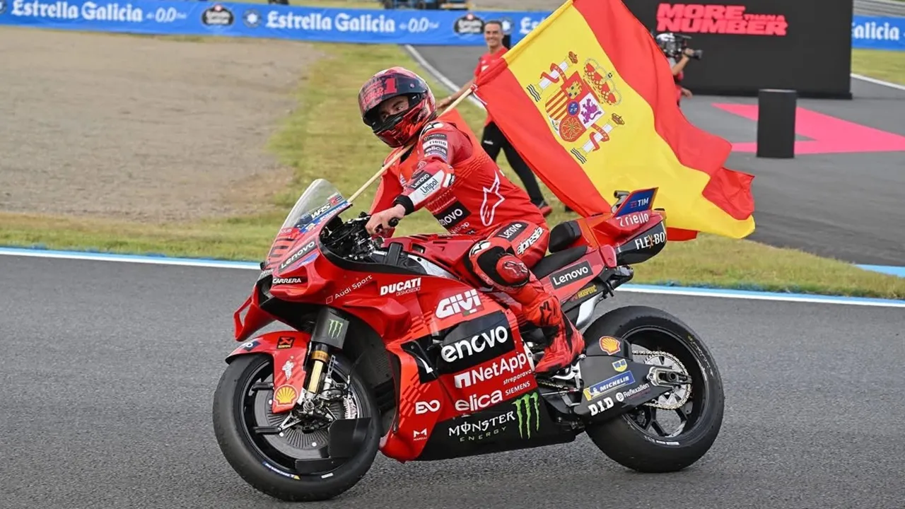 Marc Marquez berselebrasi dengan membawa bendera Spanyol
