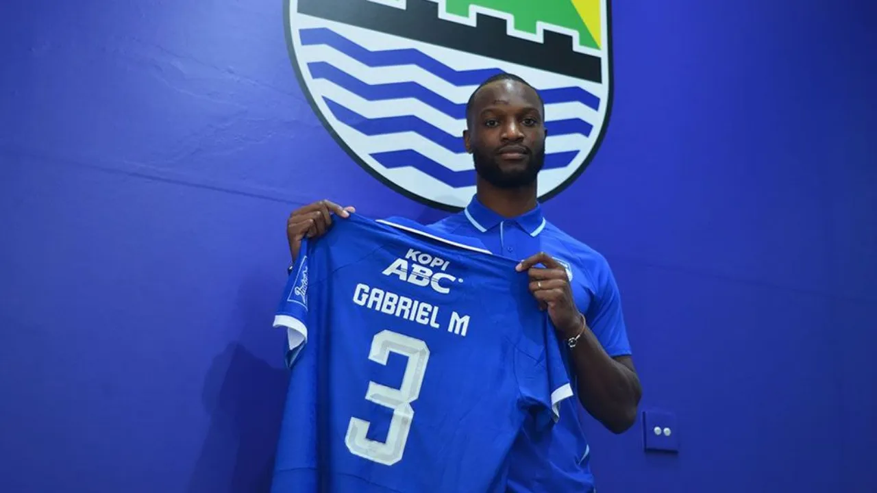 Gabriel Mutombo mengenakan nomor punggung 3