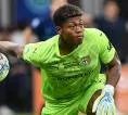 Zion Suzuki Jadi Kandidat Terdepan Pengganti Emiliano Martinez di Aston Villa