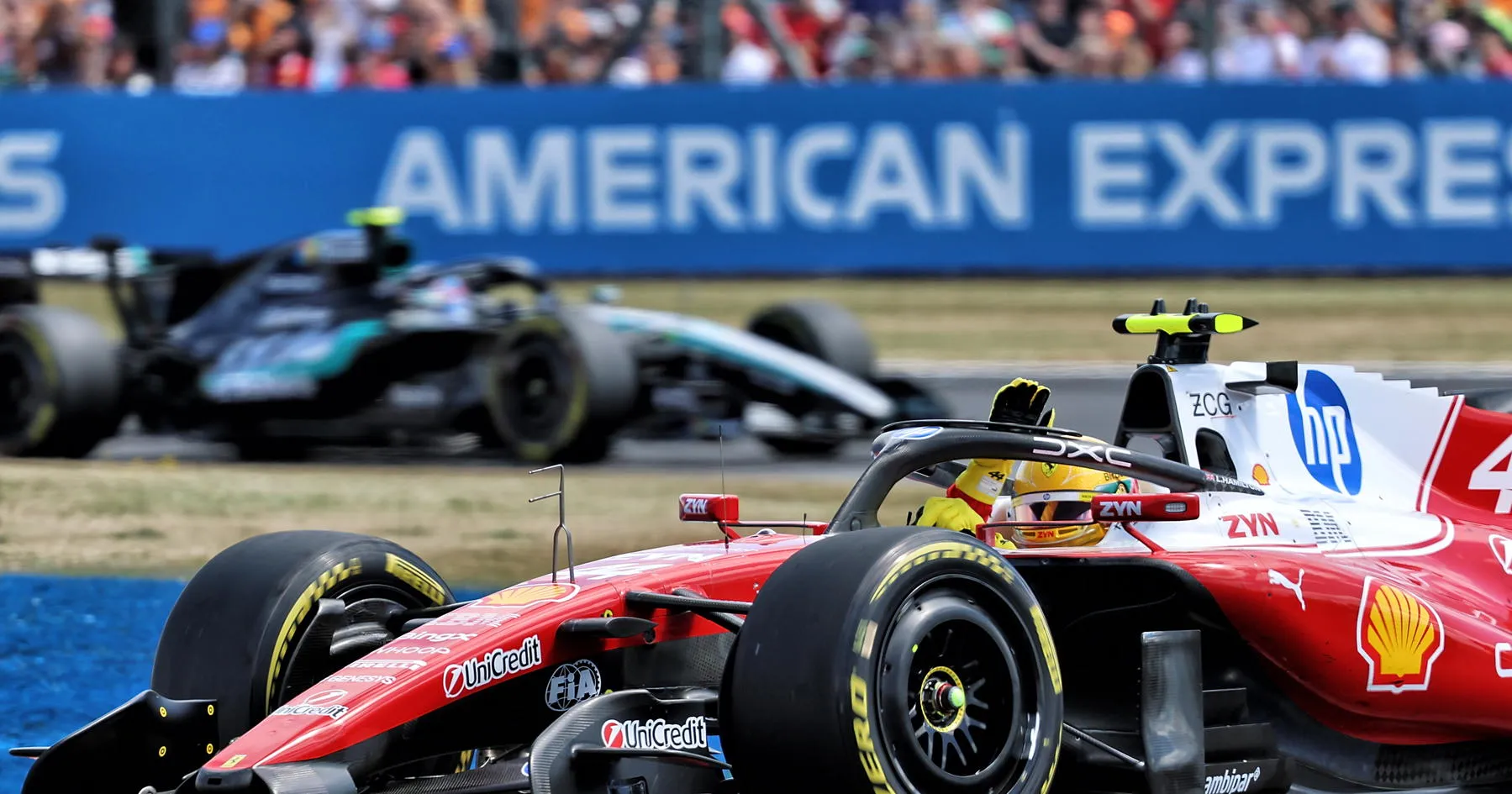 Hamilton Prediksi Penalti Mercedes, Soroti Kekuatan Ferrari - sumber: (racingnews365)