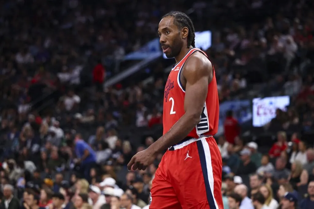 Kawhi Leonard Tunjuk Agen Baru untuk Negosiasi dengan Raptors - sumber: (mainbasket)