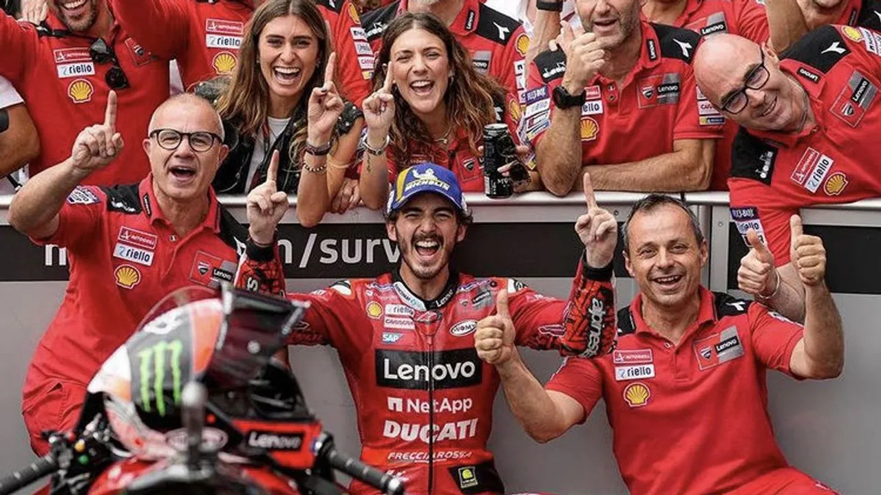 Francesco Bagnaia bersama para crew Ducati