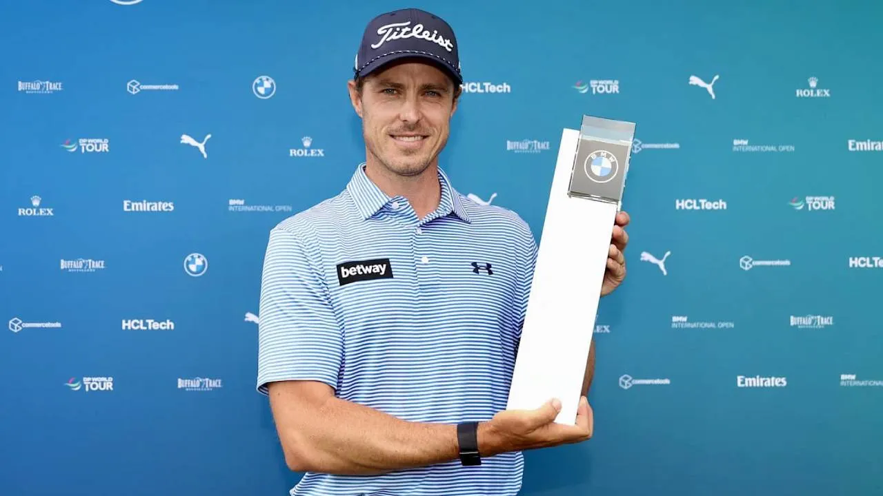 Michael Hollick berpose dengan trofi BMW International Open. (Foto: Golf Digest)