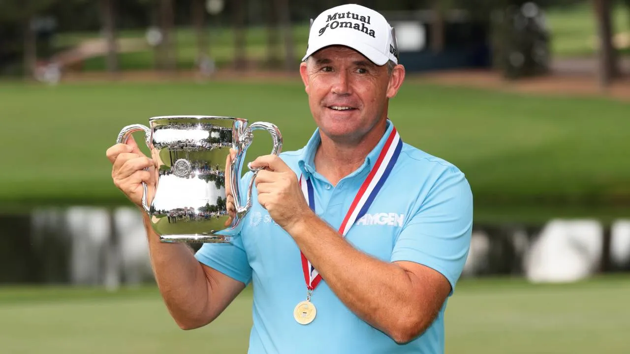 Padraig Harrington berpose dengan trofi U.S. Senior Open. (Foto: Golf Digest)