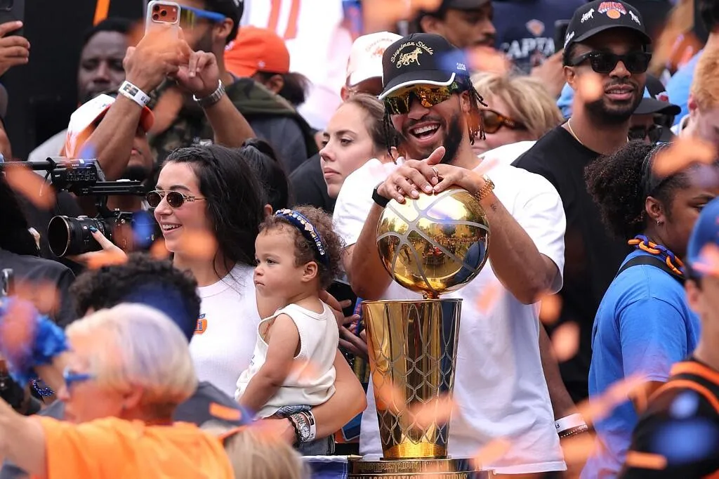 Brunson Operasi Tangan Usai Antar Knicks Jadi Juara NBA - sumber: (mainbasket)
