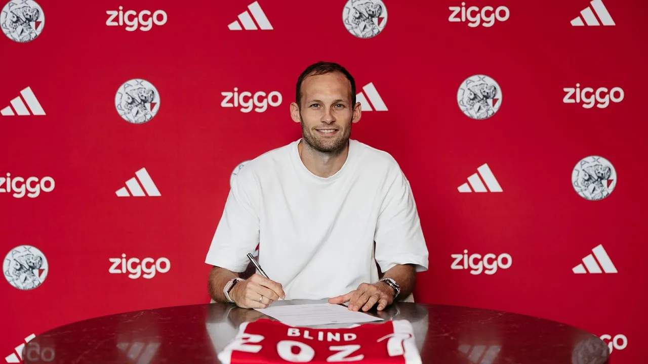 Daley Blind kembali memperkuat Ajax hingga 2027
