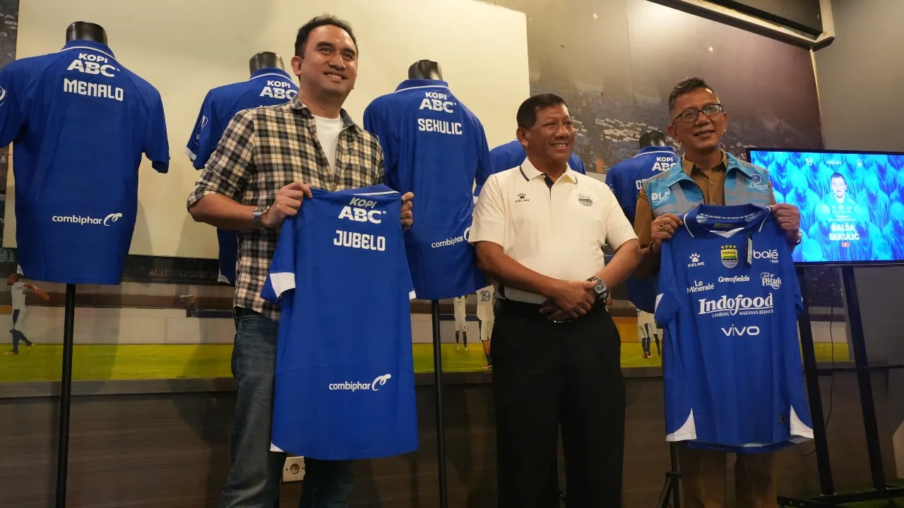 Komisaris Persib, Kuswara S Taryono (tengah) saat meresmikan perekrutan Balsa Sekulic