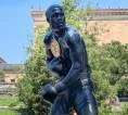Kota Philadelphia Resmikan Patung Joe Frazier di Museum of Art
