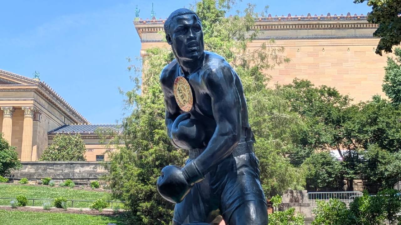 Kota Philadelphia Resmikan Patung Joe Frazier di Museum of Art