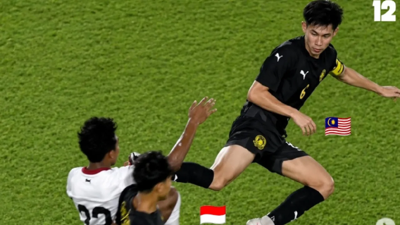 Pemain timnas U-17 Malaysia, Adam Muqri kepada pemain timnas U-17 Indonesia Chico Jericho dalam laga uji coba di Stadion Manahan, Solo.
