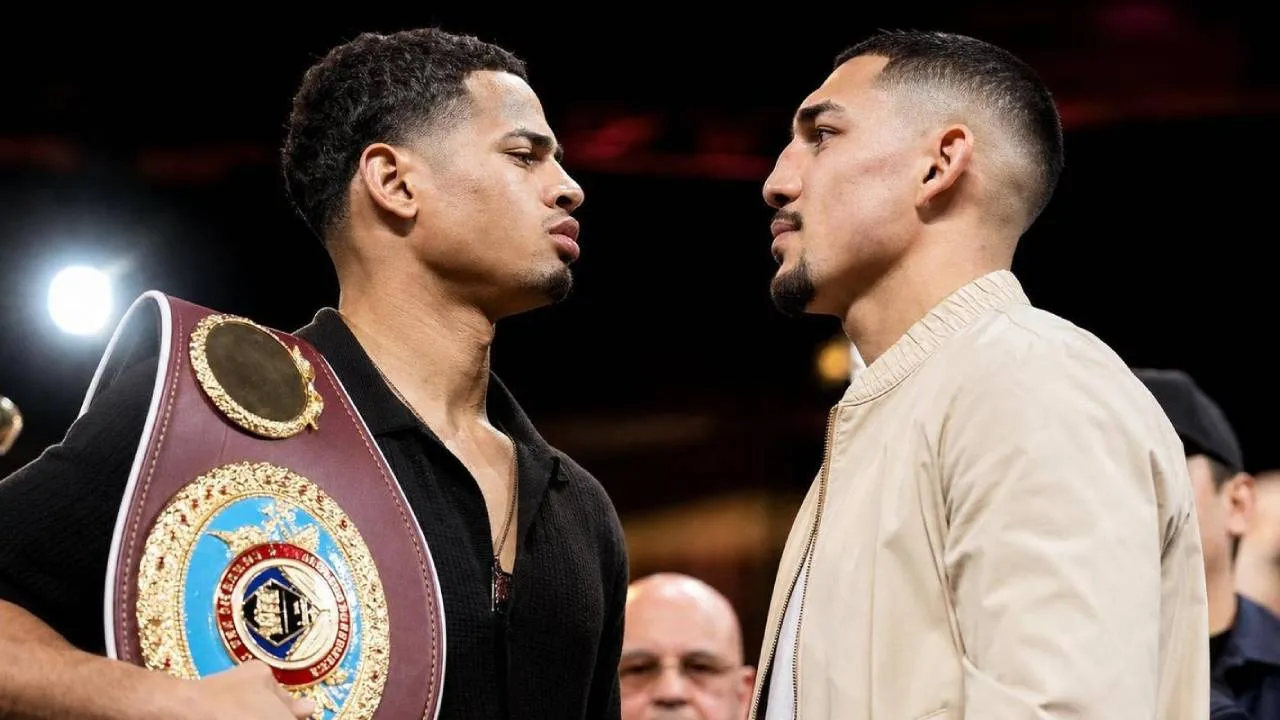 Rolando Romero (kiri) dan Teofimo Lopez. (Foto: Fight TV)