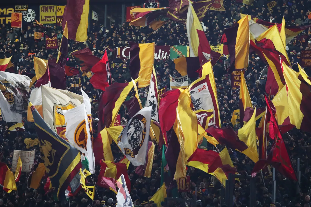 Antusiasme Tinggi, Fans AS Roma Borong 11.000 Tiket Musim dalam Sehari - sumber: (footballitalia)