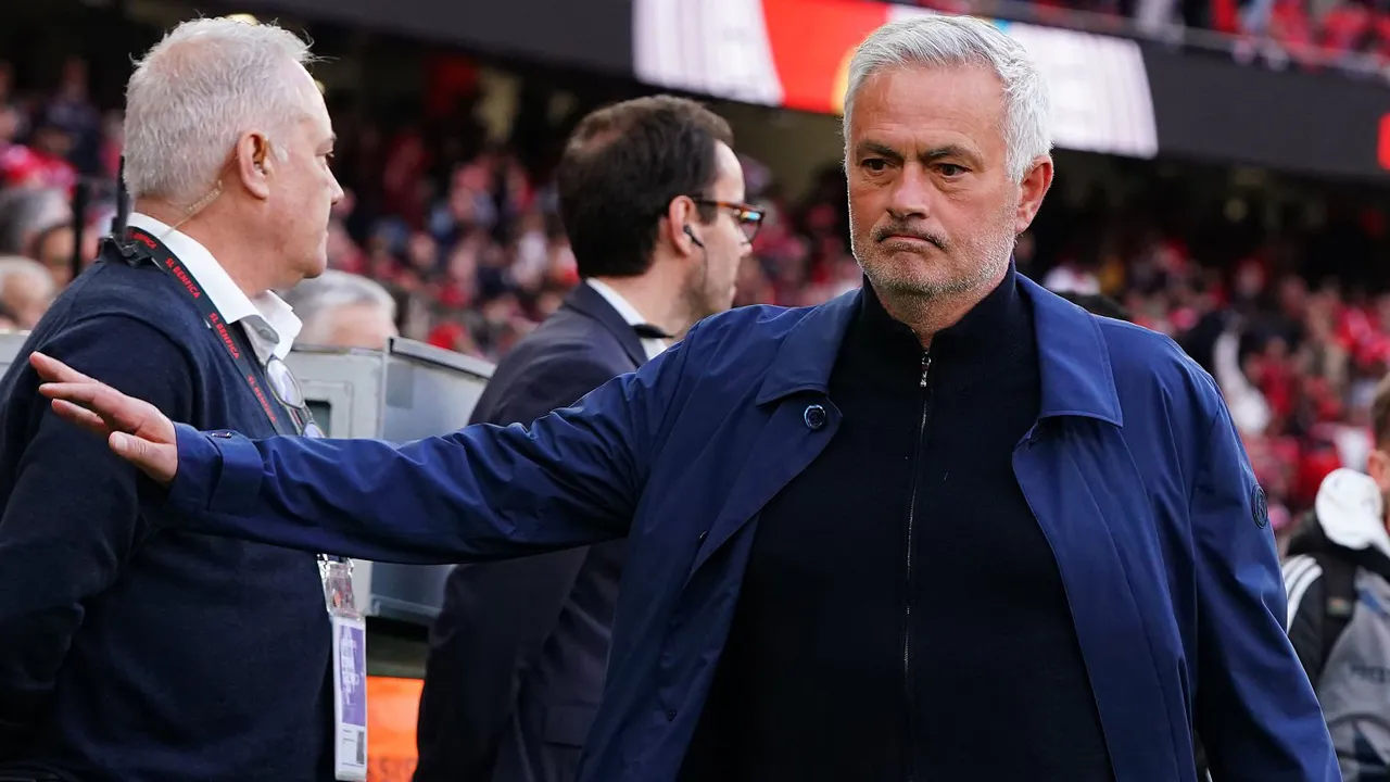 Bukan Gelandang, Target Utama Jose Mourinho adalah Bek Tengah