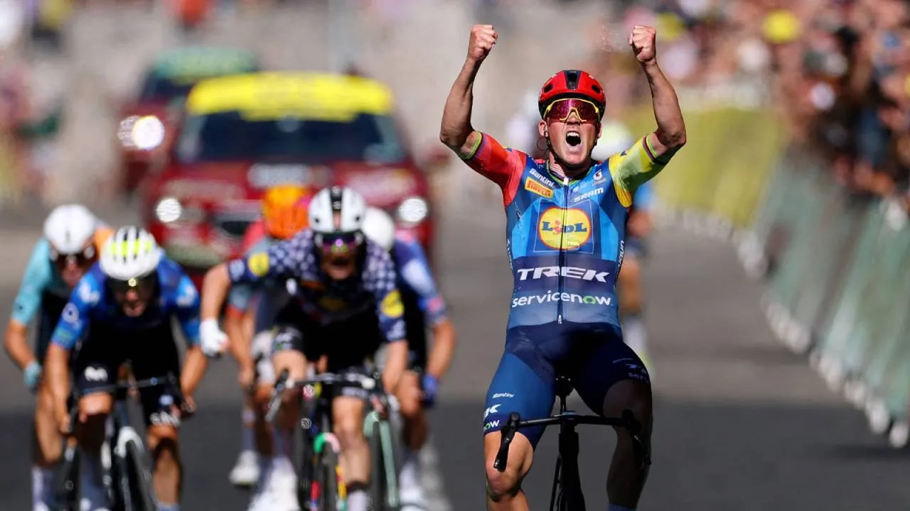 Mads Pedersen melakukan selebrasi setelah memenangi Etape 4 Tour de France 2026. (Foto: AP)