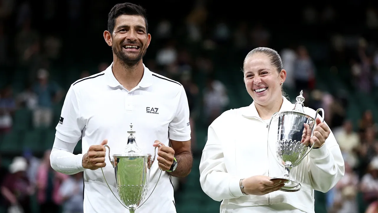 Hasil Wimbledon: Jelena Ostapenko Dan Marcelo Aravelo Angkat Trofi Kemenangan