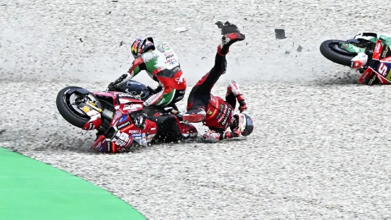 Johann Zarco terlibat crash dengan Francesco Bagnaia di MotoGP Catalunya 2026