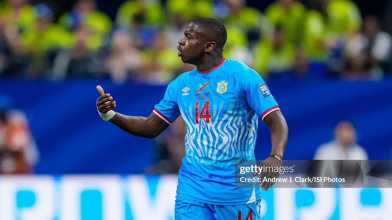 Manchester United Cs Gigit Jari, Sunderland Pertahankan Noah Sadiki