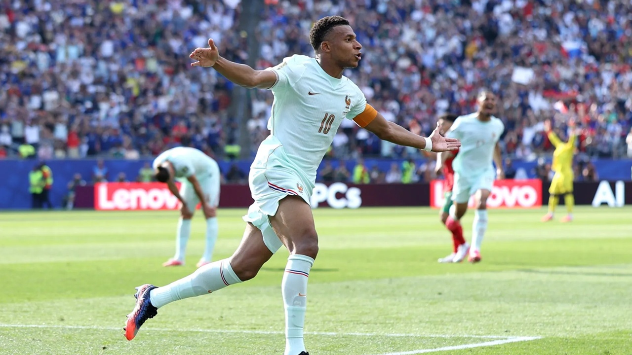 Rafael Van Der Vaart Bela Kylian Mbappe dari Haters